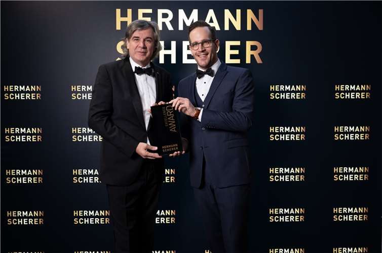 Michael Trasser (re.) mit Top-Speaker Hermann Scherer und seinem Excellence Award. Foto: privat