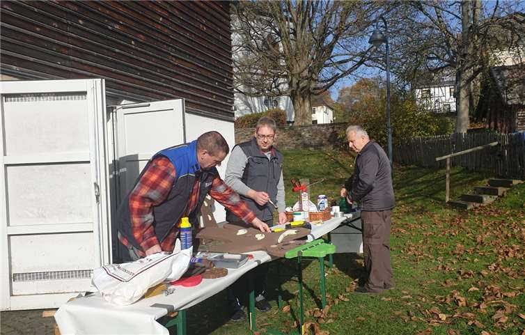 Michael, Uli und Markus verpassten der Backes Dekoration den letzten Schliff. Fotos: privat