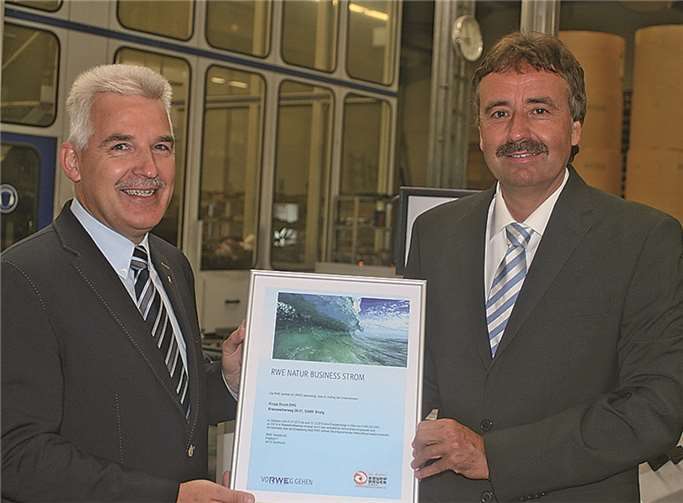 Michael Unger, Firmen-Kundenberater der RWE Vertrieb AG (re.), überreicht die Urkunde an Peter Krupp, Geschäftsführer von KRUPP DRUCK in Sinzig.Krupp Pressebild