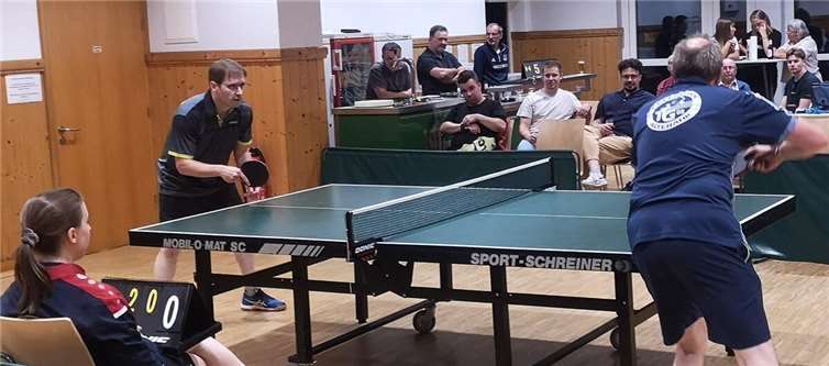 Michael Unger (li.) holt den Siegpunkt gegen Markus Frömbgen.  Foto:W. Schäfer)