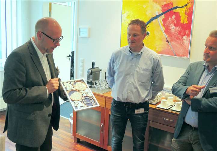 Michael Vetter (links) erläutert Martin Hardt und Johannes Sesterhenn (rechts) das Recycling-Verfahren.
