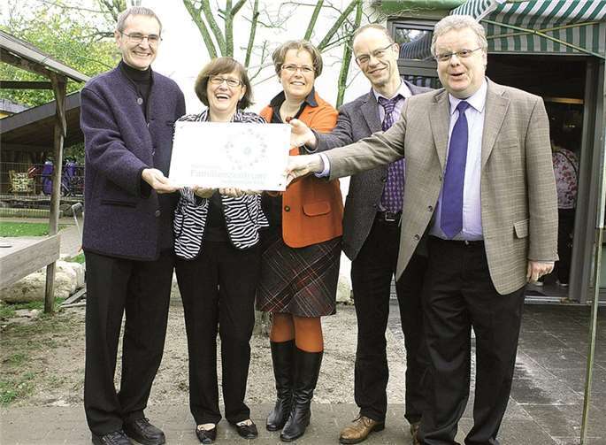 Michael Wehling und Markus Schlüter überreichten Rita Cosler, Bernadette Hausen und Andreas Arend das Familienzentrum-Schild. DL