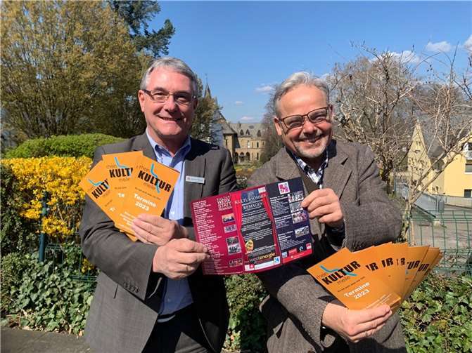 Michael Weltken (l.) und Manfred Ruch präsentierten den neuen Flyer. Foto: KSK Ahrweiler