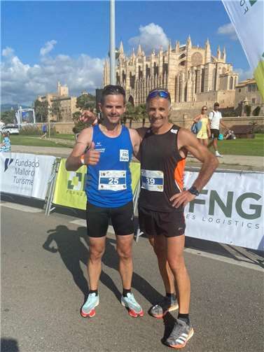 Michael (links) mit einem Lauffreund vor der beeindruckenden Kulisse der Kathedrale von Palma de Mallorca. Foto: privat