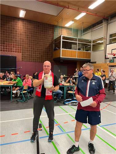 Michael nahm für das Polcher Team den Preis für den Verein mit den meisten Teilnehmern entgegen.