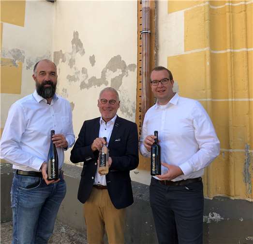 Michael (re) und Peter Kriechel (li) überreichen Paul Radermacher die Spende für die Außenrenovierung der Pfarrkirche von St. Laurentius. Foto: privat