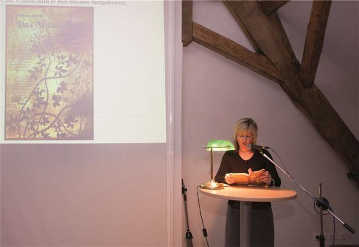 Michaela Abresch las aus ihrem neuesten Buch, dass unter anderem die Hexenverbrennung zum Thema hat.