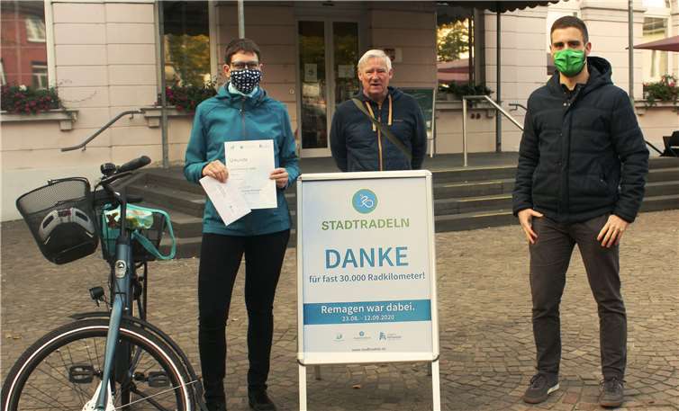Michaela Adolphs, Beigeordneter Volker Thehos und der stellvertretende Ortsvorsteher von Remagen Tim Schäfer nahmen für das Team „Grünes Remagen“ die Silber-Urkunde des Stadtradelns entgegen. Foto: Bündnis90/Die Grünen