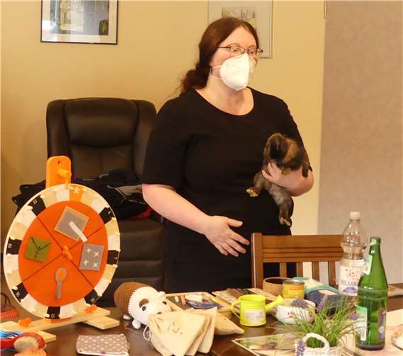 Michaela Bermel erklärt den Senioren in der Villa Romantica das tierische Glücksrad. Foto: privat