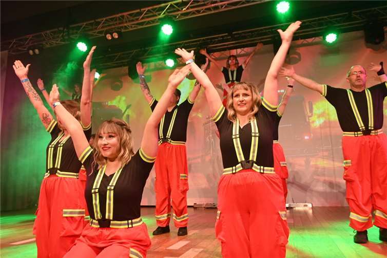 Michaela Brandt hatte mit den Schafskopfdancern einen Feuerwehr-Showtanz einstudiert.