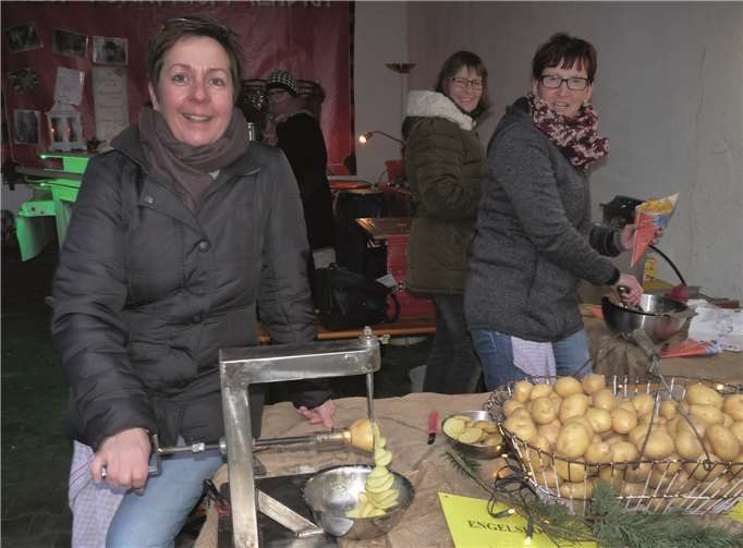 Michaela Hirt -links- bot mit einigen Helfer-/innen zu Gunsten der Interessengemeinschaft selbstverständlich wieder ihre „Engelslocken“ an.