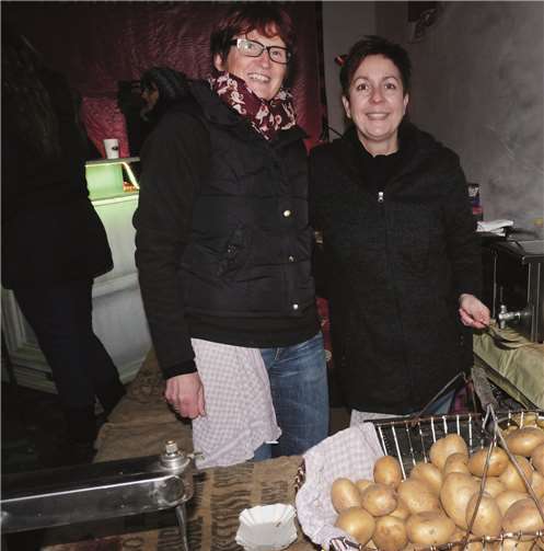 Michaela Hirt (r.) bot mit einigen Helfer-/innen zu Gunsten der Interessengemeinschaft selbstverständlich wieder ihre „Engelslocken“ an.