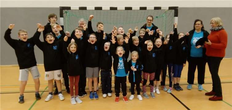 Michaela Hoffmann (re.) überreichte der Trainerin und zweiten Vorsitzenden Manuela Decker (zweite v.re.) die Trikots unter dem Jubel der Handballkinder. Foto: Thomas Hirsch