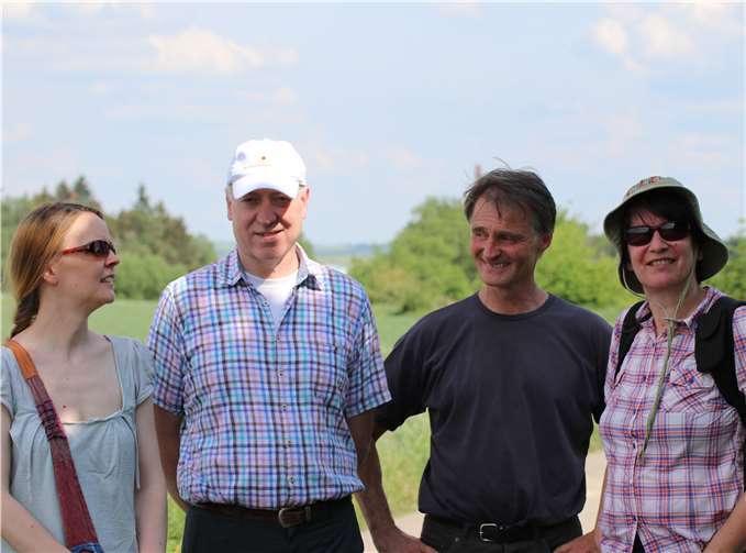 Michaela Jubelius (Mitglied der Grünen aus Trimbs), Klaus Meurer (Fraktionsvorsitzender VG Maifeld), Bernhard Mercier und Birgit Meyreis in den Thürer Wiesen. privat
