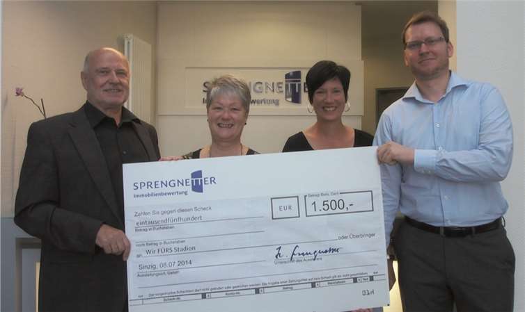 Michaela Jüris und Waltraut Thormann, 1. Vorsitzende vom TV08 konnten einen Scheck im Wert von 1.500 Euro entgegennehmen.  privat