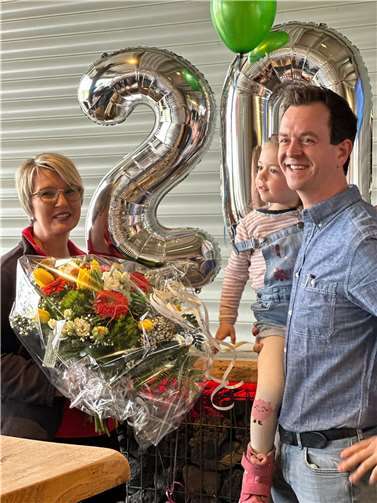 Michaela Klapperich feierte ihr 20. Dienstjubiläum und wurde vom gesamten Team gratuliert. Foto: privat