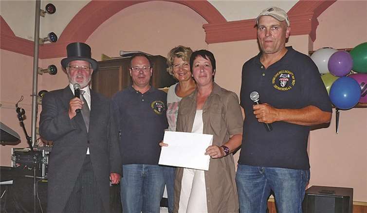 Michaela Klöckner (Ela´s Reisebüro), 2. von rechts, gewann bei der großen Verlosung den 1. Preis, einen Wäschetrockner. Privat