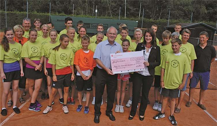 Michaela Klütsch, Leiterin der KSK-Filiale in Heimerzheim, überreichte einen Spenderscheck in Höhe von 500 Euro. privat