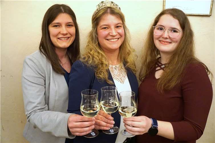 Michaela Lönarz als Weinkönigin, Melanie Lönarz und Eva Görgen als Weinprinzessinnen repräsentieren die Gemeinde Bruttig-Fankel im Jahr 2022.Foto: Wilhelm Morsch