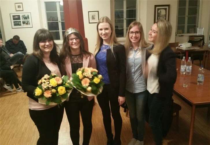 Michaela Lönarz ist neue Weinkönigin, ihre Schwester Melanie Weinprinzessin. privat