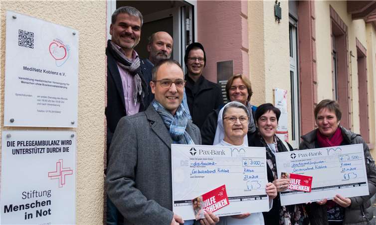 Michaela Marx (Zweite v. rechts) und Thomas Theis (erste Reihe links) von der Stiftung übergeben die Spendenschecks an die Fachberatungsstelle. Privat