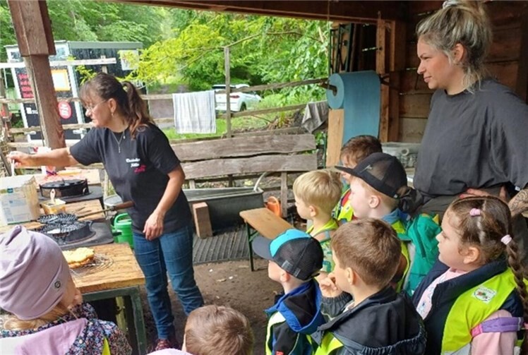 Michaela Roos präsentierte den Kindern, dass man auch ohne Strom in einem Waffeleisen auf dem Ofen tolle Waffeln backen kann.