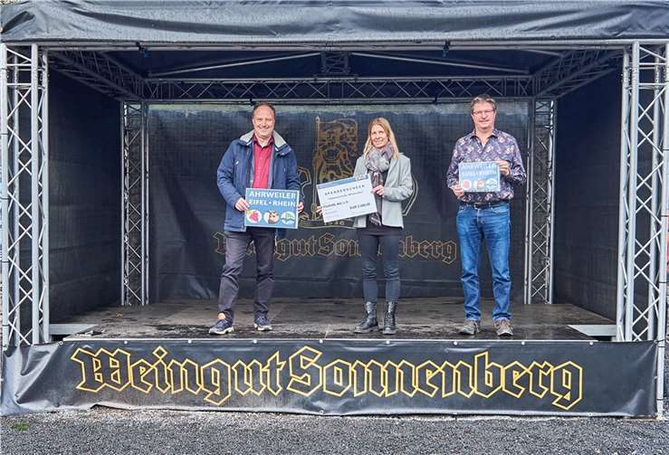 Michaela Wolff bedankt sich herzlich bei (von links) Thomas Urbaniak und Thomas Schlegel von der XING-Gruppe Ahrweiler-Eifel-Rhein für 2.000 EUR zugunsten des Fluthilfe-Ahr e.V. Foto: Marc Linden