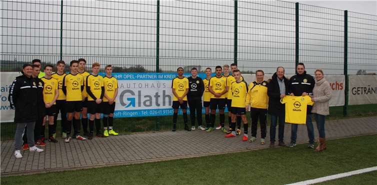 Michaela (r.) und Jürgen Glath (3.v.r.) vom Autohaus Glath in Ringen überreichen die neuen Opel-Trikots an den Trainer der B-Jugend Tim Jerrentrup (2.v.r.).Foto: privat
