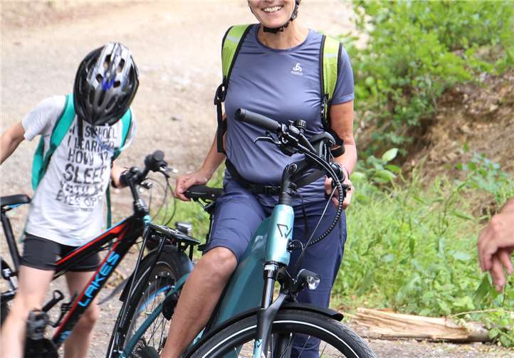 Michaele Meudt auf ihrem Dienstfahrrad.
