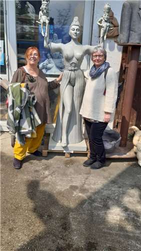 Michaele Wirth (links) und Beate Ullwer vor dem Entwurf der Imperia im Bodmaner Skulpturengarten.  Foto: Pressestelle Westerwaldkreis