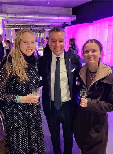 Michel Friedmann (Mitte), die Schülerinnen Leonie Fischbach (links) und Leah Hofmann (rechts).