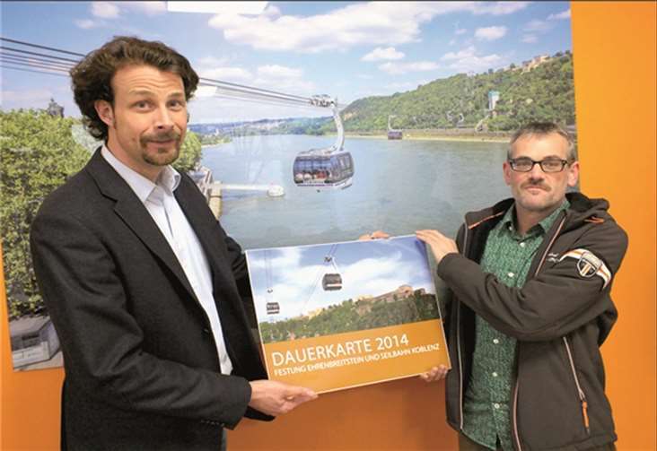 Michèl van Dun / Geschäftsführer Seilbahn Koblenz überreicht Thomas Zimmer aus Daun die Kombi-Dauerkarte.Privat