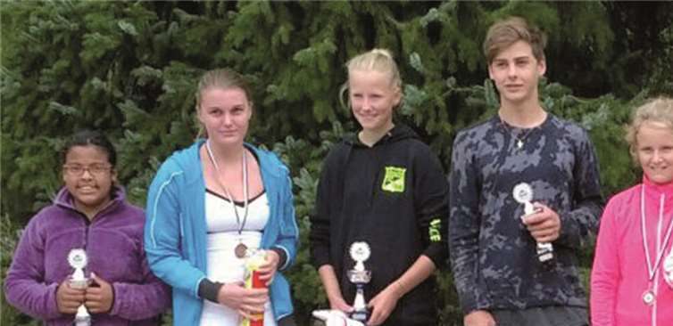 Michele-Dayana Eich, l., wurde mit einem Pokal für ihren tollen zweiten Platz ausgezeichnet.TC Steimel