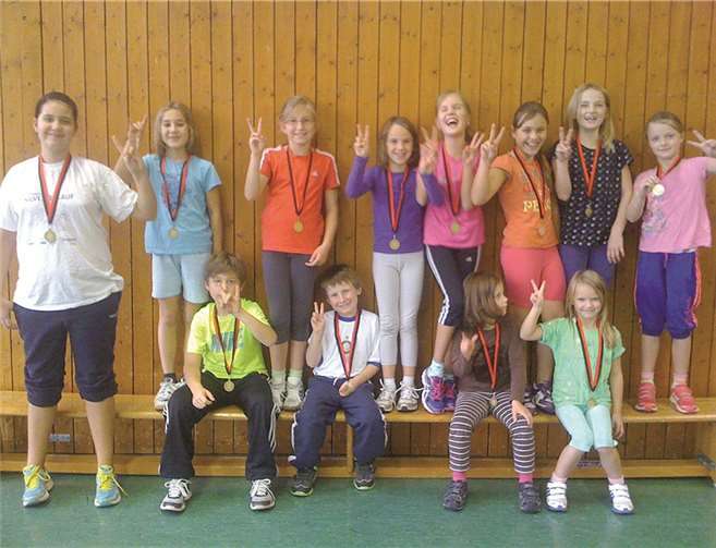 Michelle Hellmann, Sophie Böhmer, Janine Müller, Mara Schmitz, Jana Bax, Celine Wolf, Carolina Stein, Paula Menzel; sitzend v.l.n.r.: Marc Hellmann, Miguel Bast, Lina Schmitz, Anna Menzel.privat