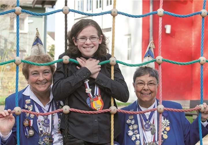 Michelle I. (Lambertz) ist die künftige Kinderprinzessin der Os fidelen Burgfrauen“ aus Wormersdorf, darüber freuen sich Margit Beer (l.) und Dr. Gudrun Mieth-Leichsenring.