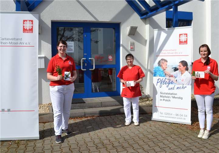 Michelle Ospel (v.li.), Brigitte Koeppe und Vanessa Kreuer von der Caritas-Sozialstation Maifeld/Mendig mit den Zweigen. Foto: E.T. Müller