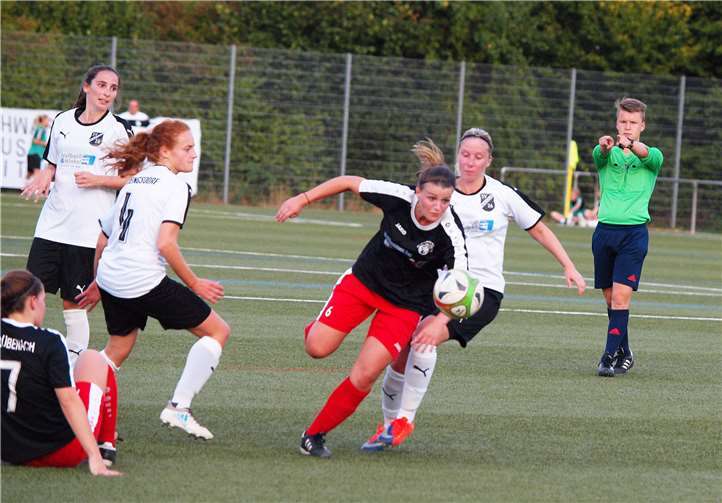 Michelle Potthast (am Ball) markierte einen Treffer der Marke „Tor des Monats“.privat