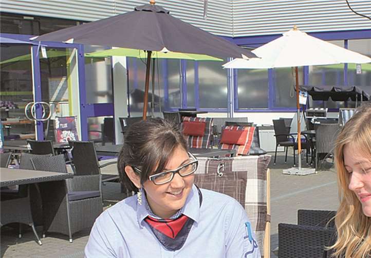 Michelle Riotte, stellvertretende Filialleiterin des Dänischen Bettenlagers in Bad Neuenahr-Ahrweiler, informiert eine Kundin über das neue Gartenmöbelsortiment.Bün