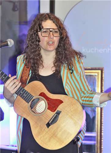 Michelle Willis, suchte und fand den Kontakt mit ihren Zuhörern. Neben der Gitarre begleitete sie Ihre Songs auch auf dem E-Piano. Fotos: Hans-Peter Kranz