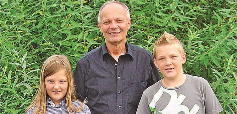 Michelle und Tobias Perscheid mit dem Leiter der Tennisabteilung, Gerd Stoffel. privat