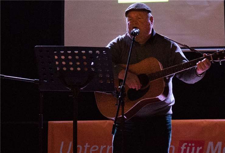 Mick Ginster brachte mit passend interpretierten Weihnachtsliedern und dem eigens gedichteten Zintemaat-Lied angenehm-adventliche Stimmung ins Publikum.