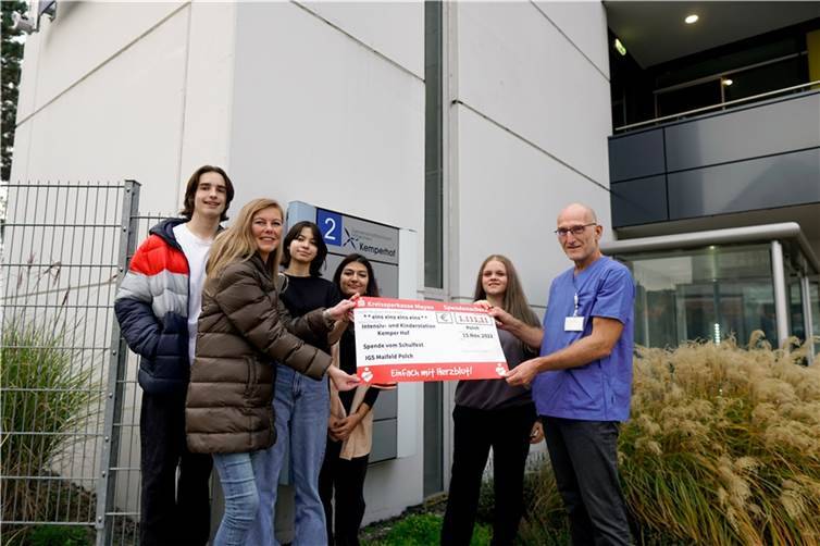 Mick Schäfer, Marion Bassiner, Samantha Weber, Zehra Akarsu, Elisa Wittmeier mit Herrn Dr. Thomas Nüßlein (v. l.)  Foto: Jonas Sturm