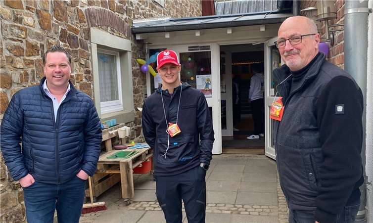 Formel 1-Fahrer Mick Schumacher besucht Kindergarten an der Ahr Mick Schuhmacher (Mitte) in Hönningen. Foto: privat
