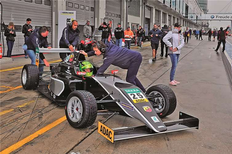 Mick Schumacher im Cockpit des Formelfahrzeuges von Amersfoort Racing. BURG