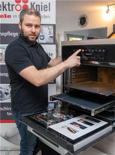 Miele-Experte Christian Kniel führt hochwertige Einbaugeräte der Marke Miele in seinem Showroom in Nierendorf, darunter auch Backöfen modernster Art.Fotos: JOST