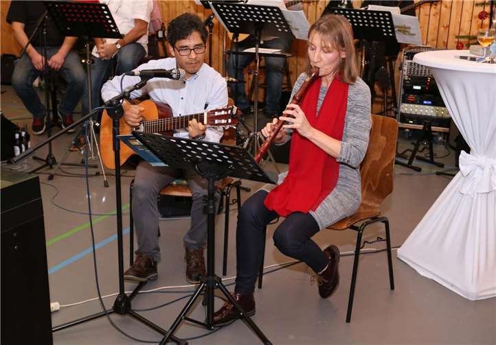 Migel und Susanne Nachtsheim trugen Weihnachtslieder in spanischer Sprache vor.