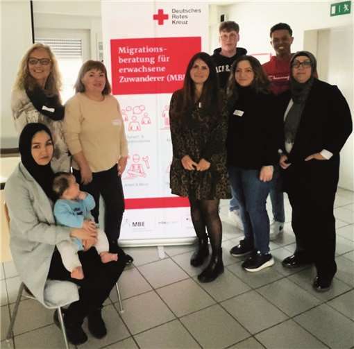 Migrationsberaterin M.S. (1.v.l.) und A.S. (5.v.r.), ehrenamtliche Helfer: Lionel Möller (2.v.r.) und Johannes Bertram (4.v.r) mit Migrantinnen. Foto: DRK