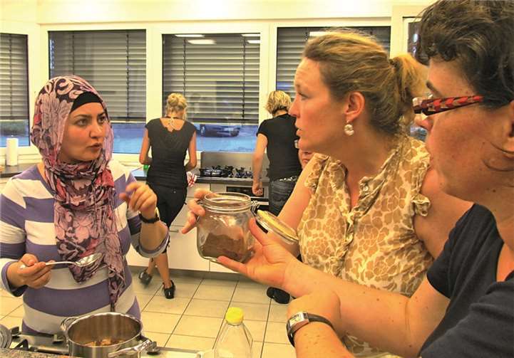 Migrationskochen mit Cigdem Salduz (l.).  Peter Siebenmorgen