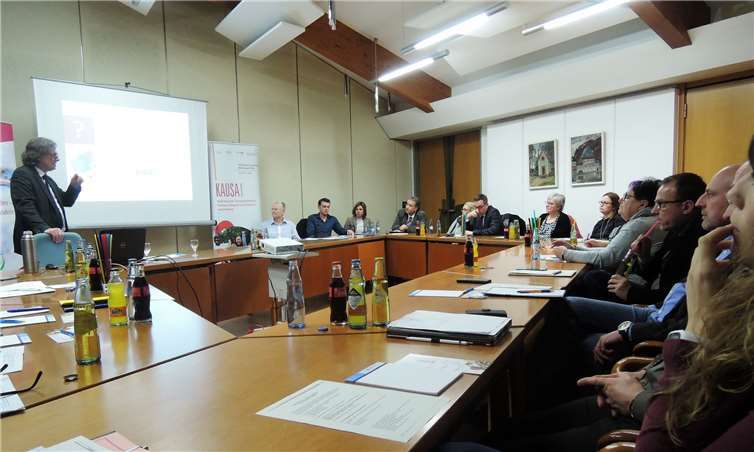 Miguel Blotzki-Martinez (links) beleuchtete im Rahmen eines Rhein-Lahn-Wirtschaftsforums im Kreishaus in Bad Ems die Chancen und Herausforderungen, die mit dem vielschichtigen Thema „Ausbildung von Migranten und Geflüchteten“ verbunden sind.BSB