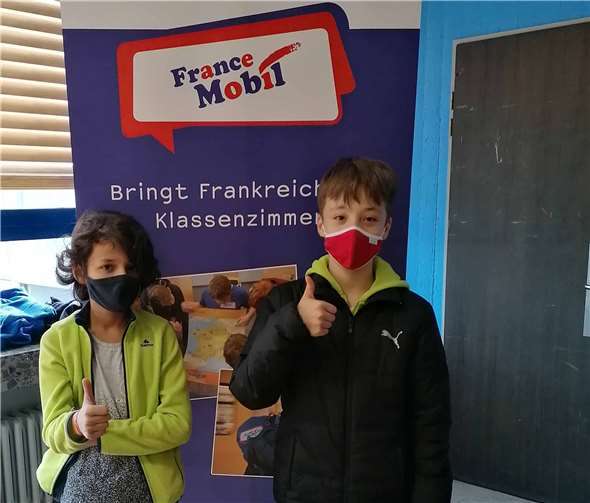 Miguel Nägler und Phillip Plückthun (beide 6d) begeistert vom Besuch waschechter Franzosen.Foto: Annika Junglas